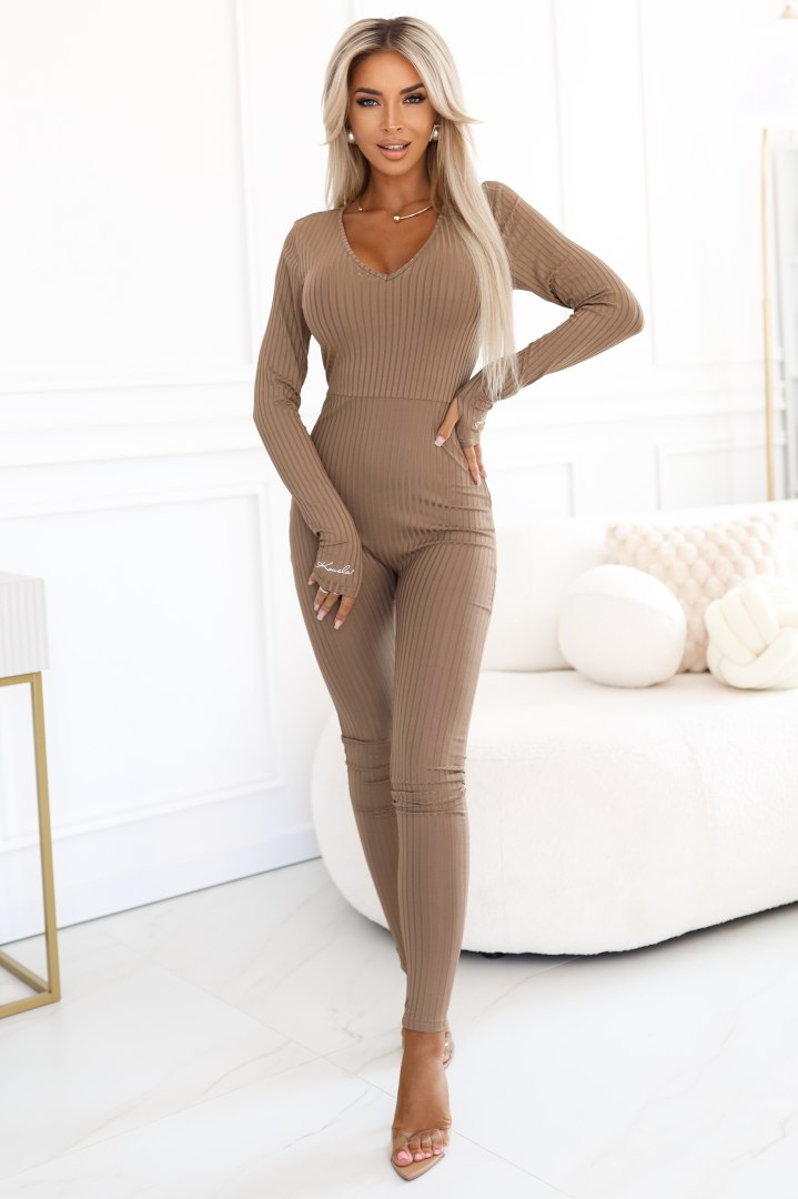 619-1 Wygodny i elegancki prążkowany kombinezon damski z dekoltem - mocha mousse Kocula
